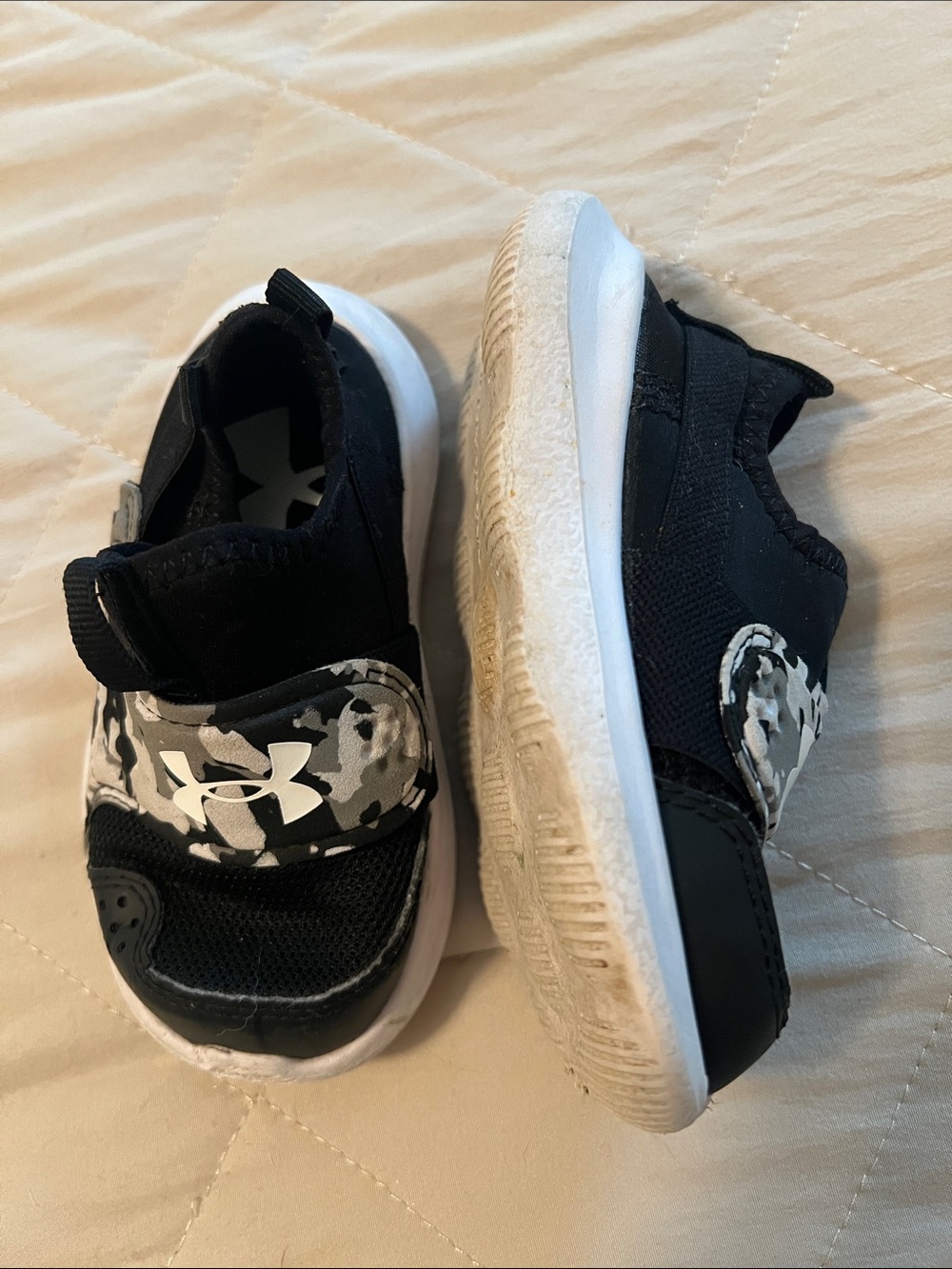 Under Armour Kids Black Sneakers with Gray Camo Strap